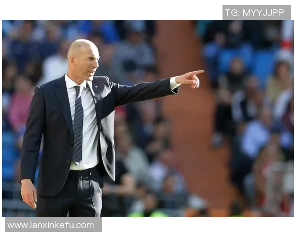 足球传奇齐达内的经典瞬间挂画欣赏与背后故事分享