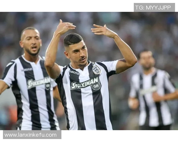 足球明星小鹿的精彩瞬间壁纸分享让你领略足球魅力与青春活力