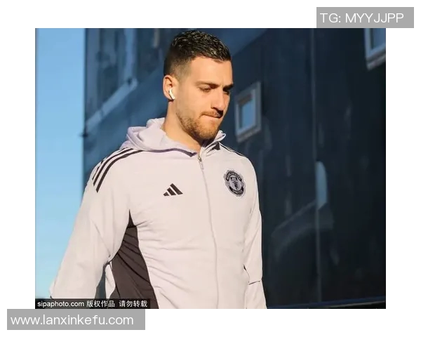 足球明星头上扎个小辫展现个性魅力引发球迷热议与时尚潮流的完美结合