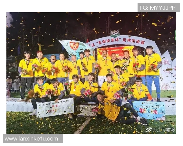 足球明星盛装出席颁奖典礼展现风采引领时尚潮流